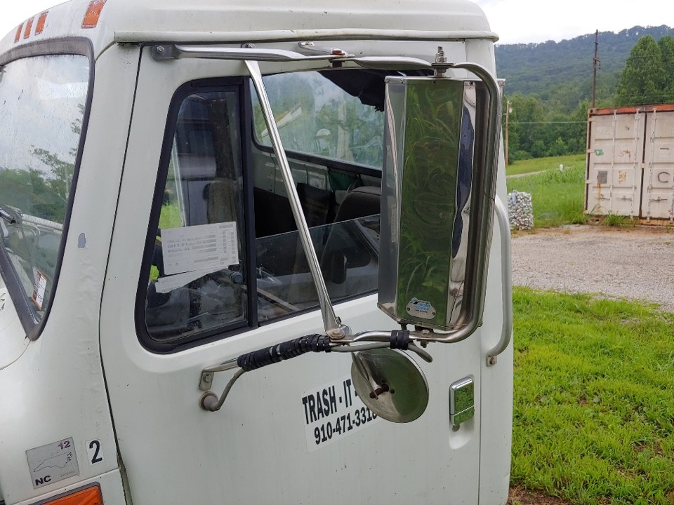2001 INTERNATIONAL 4900 Mirror