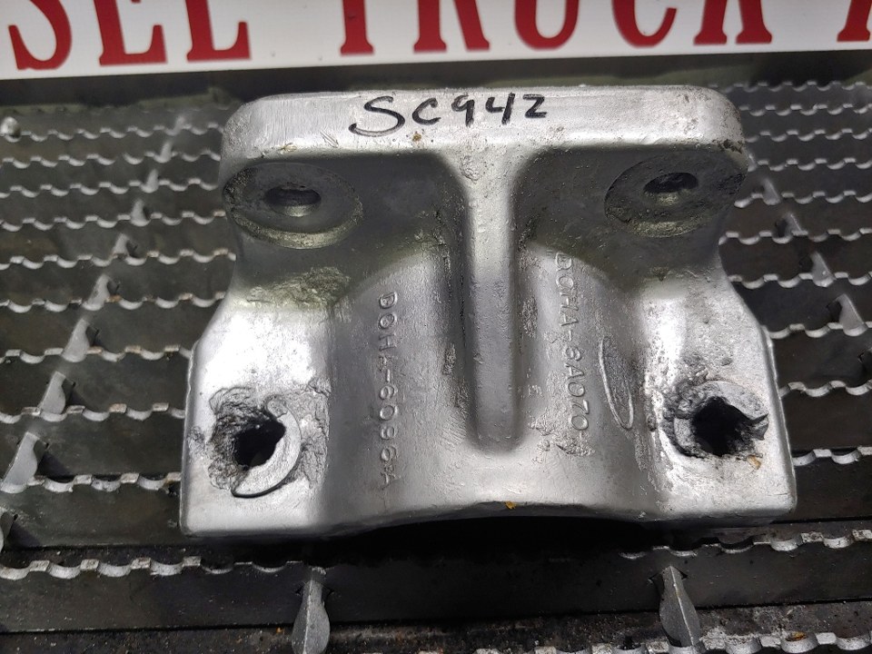 1987 FORD L9000 Engine Mount