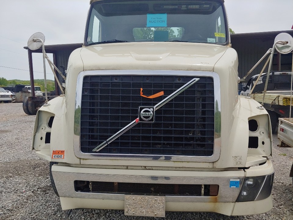 2011 VOLVO VNL Hood