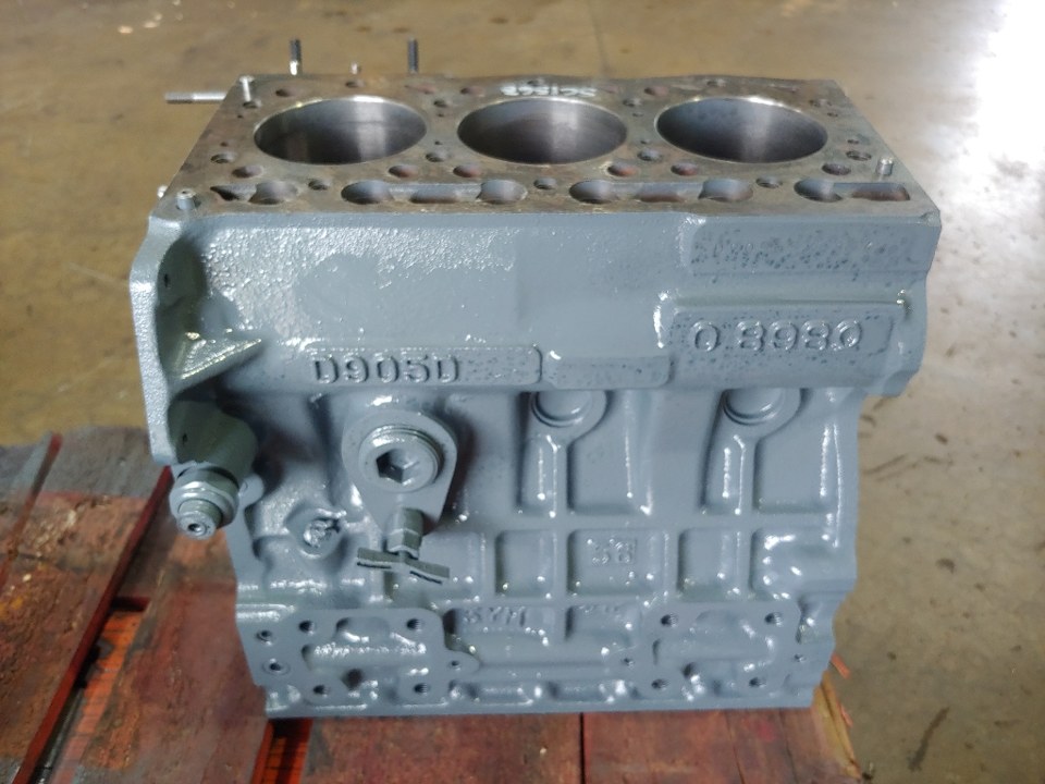 2005 KUBOTA D905 Engine Block