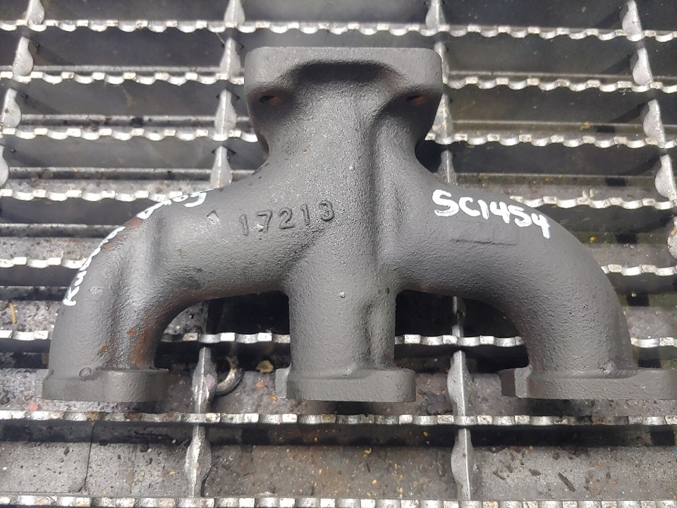 2005 KUBOTA D905 Engine Manifold