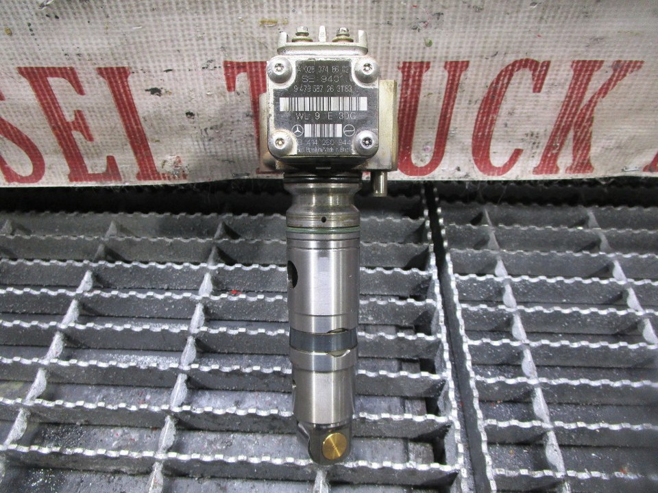MERCEDES-BENZ OM924LA Fuel Injector