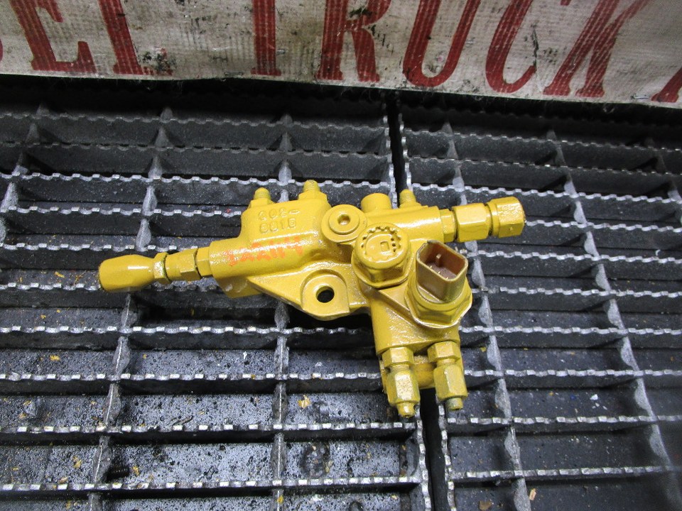 CAT C7S Fuel Manifold