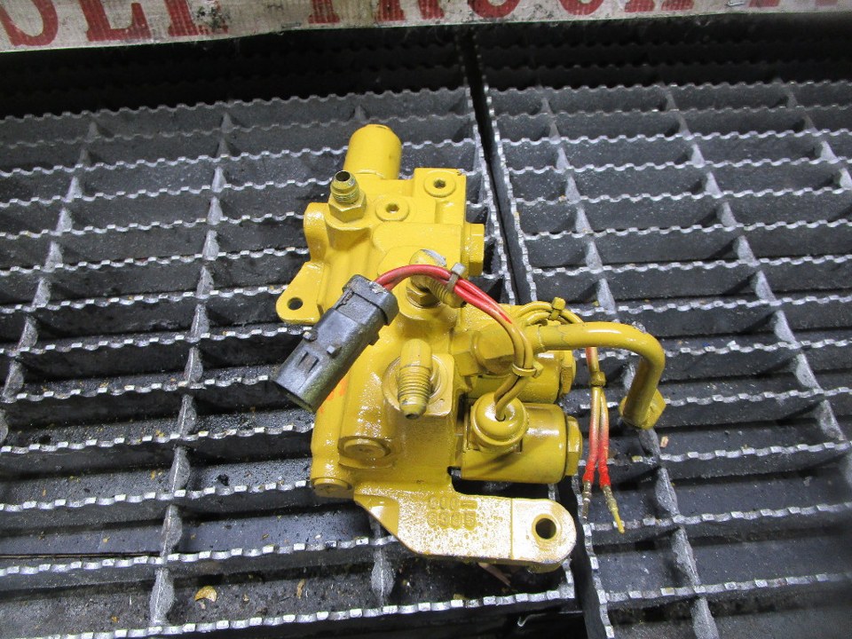 CAT C7S Fuel Manifold