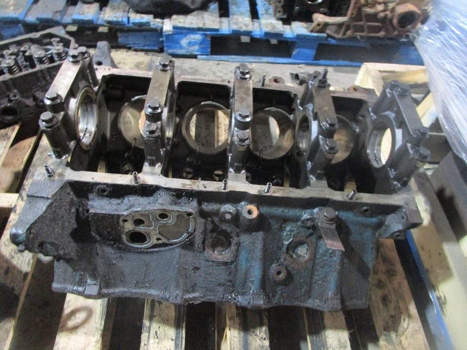 INTERNATIONAL T444E Engine Block