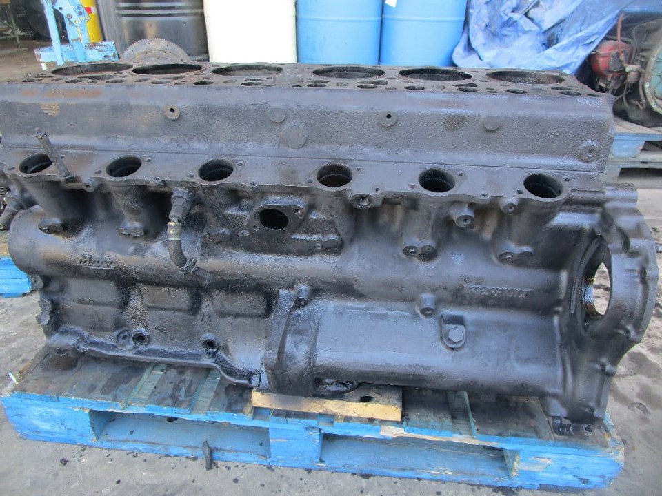 MACK DIESEL ENGINE Engine Block