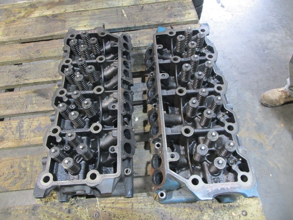 INTERNATIONAL VT365 Cylinder Head