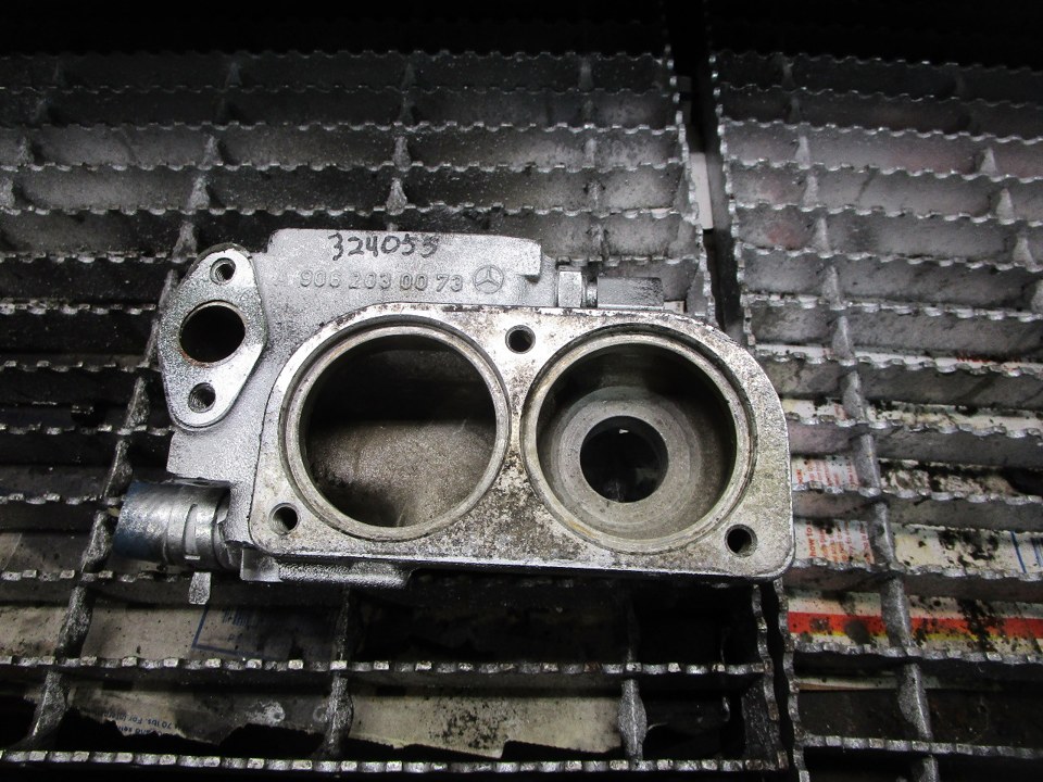 MERCEDES-BENZ OM906LA / OM926LA Thermostat Housing
