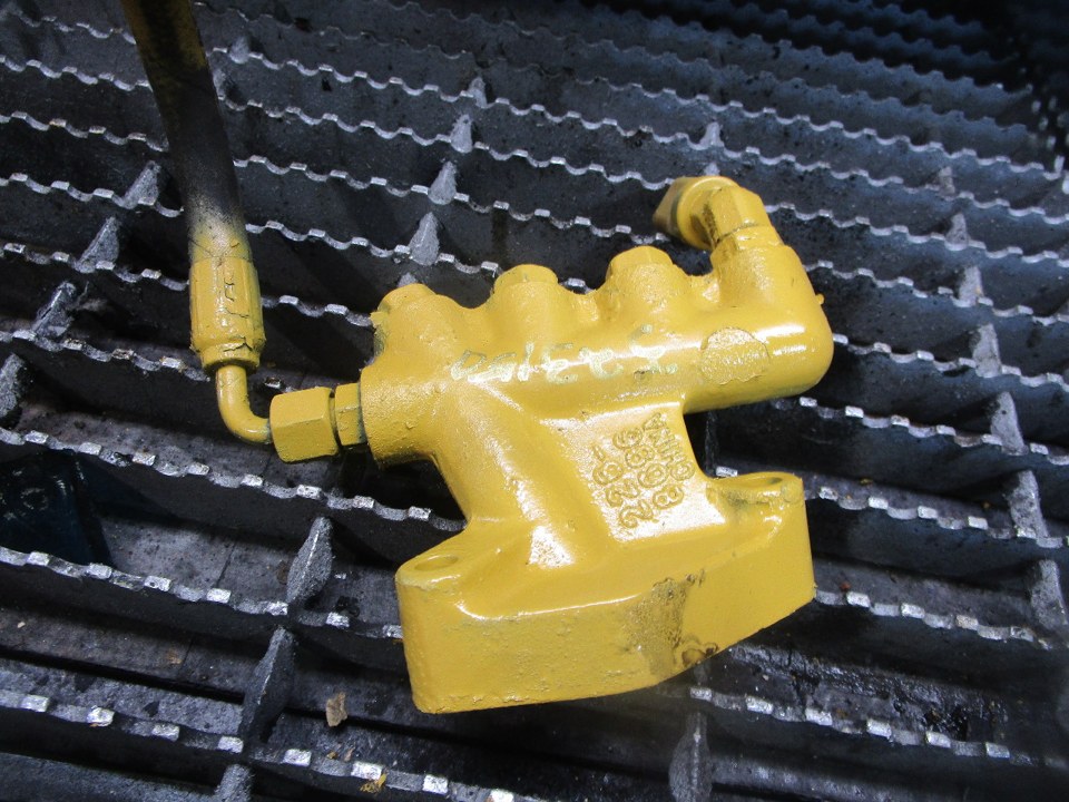 CAT C7 Oil Manifold