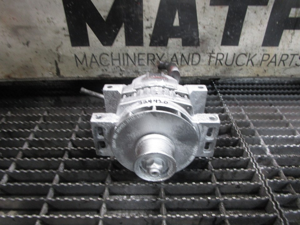 INTERNATIONAL T444E Alternator