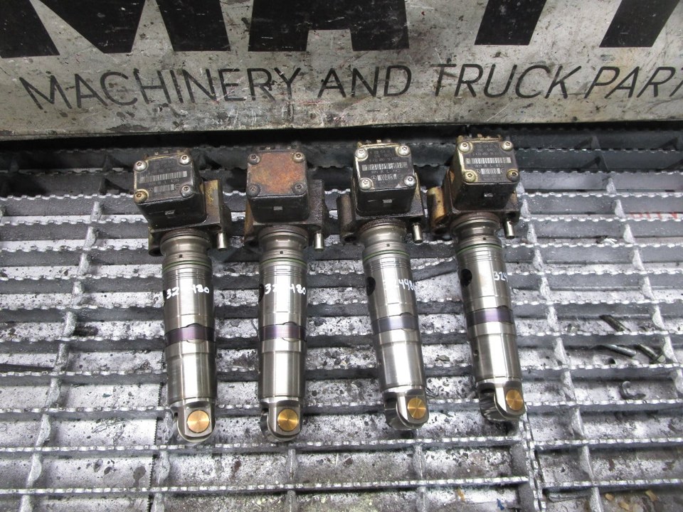MERCEDES-BENZ OM924LA Fuel Injector
